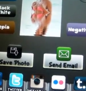 Leerlingen krijgen topless foto van lerares te zien op hun iPad