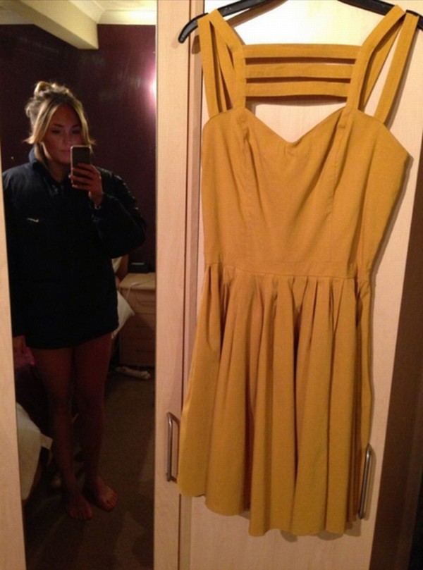 Blondje met jurkje naakt op eBay