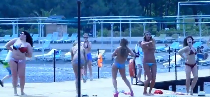 Strippende bikinimeisjes, maar waar is het dikke meisje?