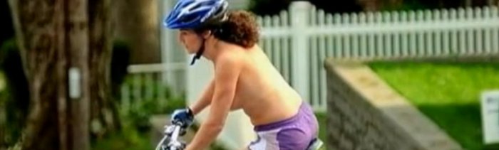 Topless op de fiets voor topless gelijkheid mannen en vrouwen