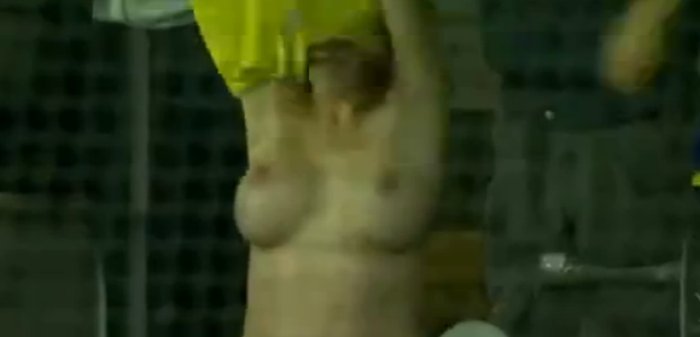 voetbalsupporter-topless