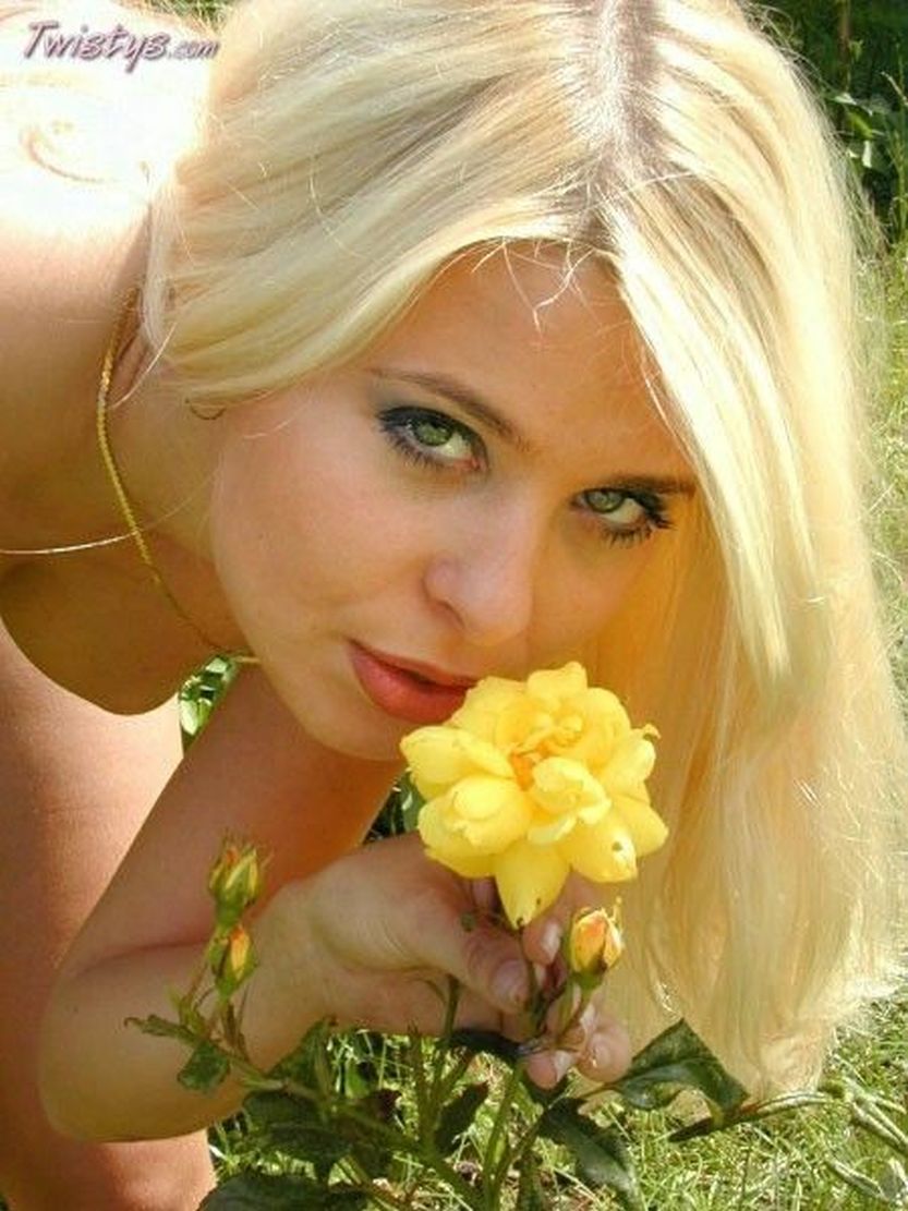 Katerina Hovorkova ligt naakt in het gras 15