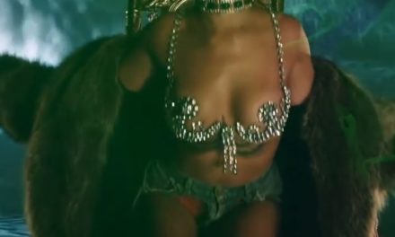 Rihanna naakt, en een slang