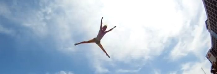 De cheerleaders vliegen door de lucht