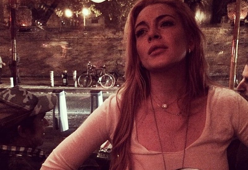 Lindsay Lohan zonder bh op Instagram en jawel, stijve tepels