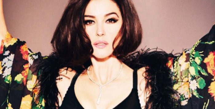 Monica Belluci, sexy in lingerie, in de Vanity Fair