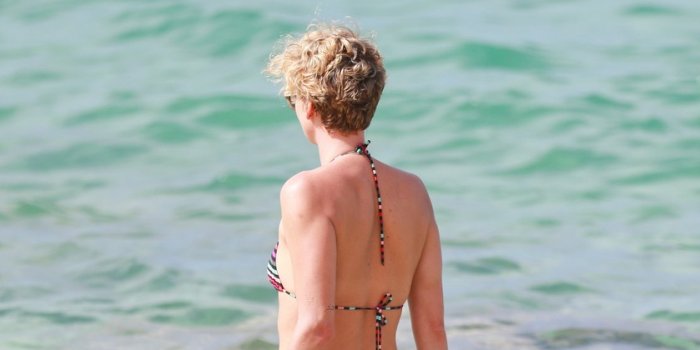 Charlize Theron in bikini en een nieuw kapsel