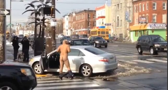 Man veroorzaakt ongeluk met auto, gaat naakt masturberen (video)