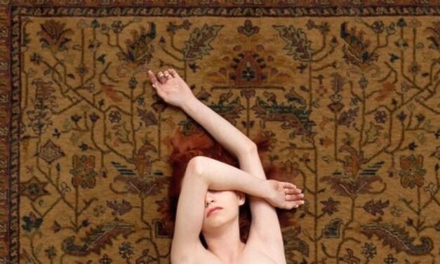 Naakte vrouw op een tapijt