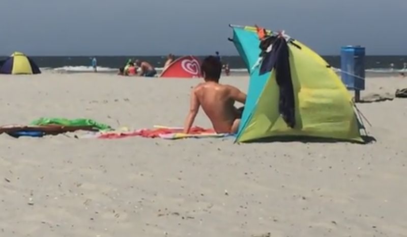 Vrouw masturbeert op het strand van Ameland