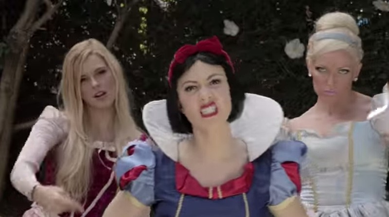Sneeuwwitje vs Elsa in een hilarische rap battle