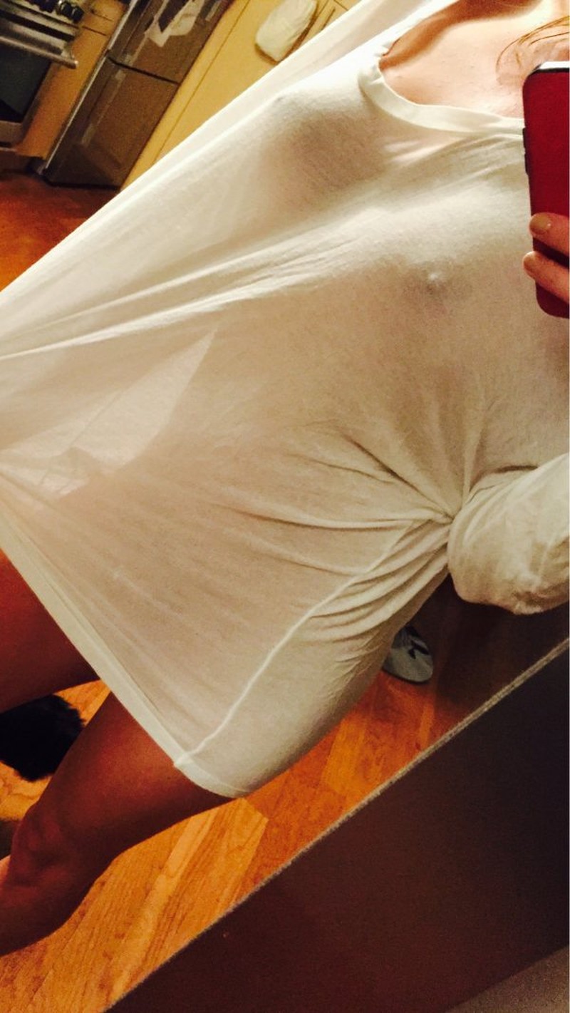 Девушка в полотенце селфи