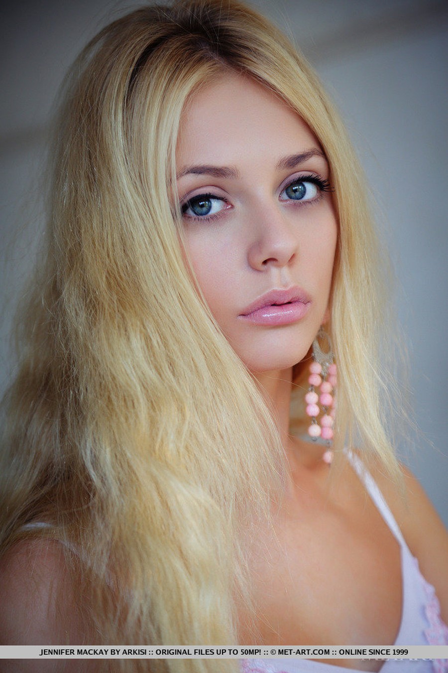 jennifer-mackay-blond-beautiful-and-big-tits--01