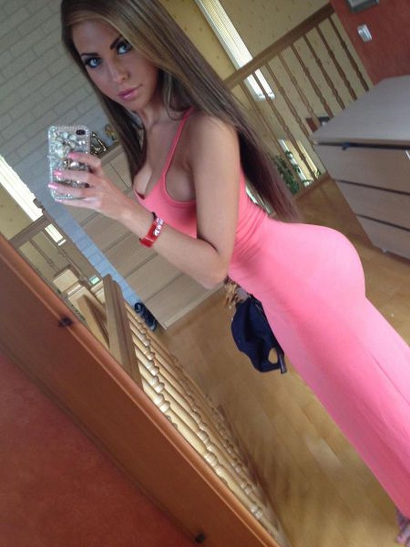 woman-in-tight-dresses-selfies-23