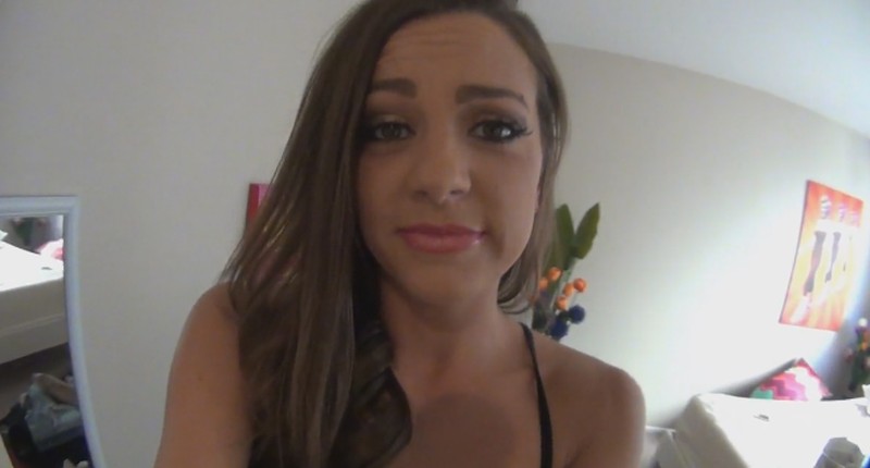 Knappe vrouw maakt video selfie van masturberen