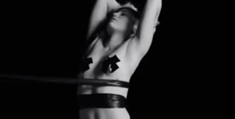Miley Cyrus in soort van BDSM video