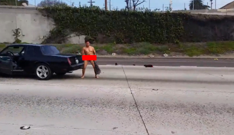 Hee, een naakte man op de snelweg
