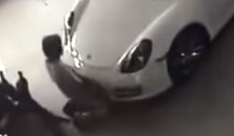 Man heeft seks met een Porsche