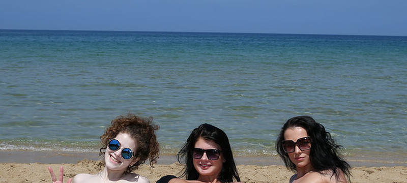 Vakantiefoto’s, drie naakte vrouwen op het strand