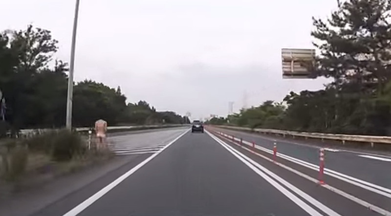 Een blote mevrouw op de snelweg