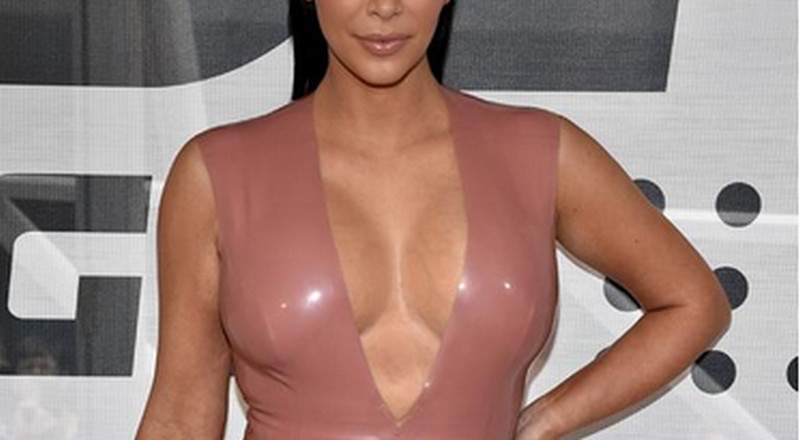 MILF Kardashian in latex, maar dat is lekker