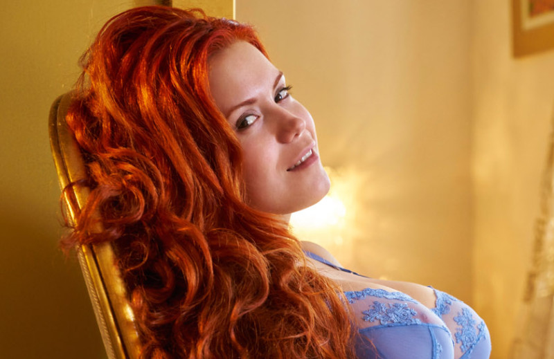 Lillith von Titz, knap, rood haar en grote borsten