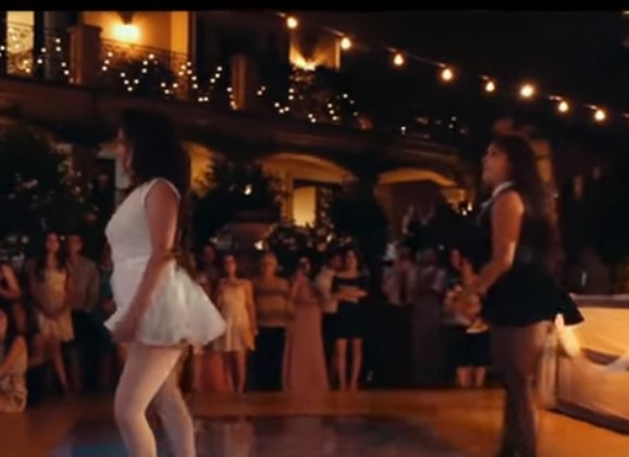 Bruiden, ook in lingerie, zijn sexy aan het dansen