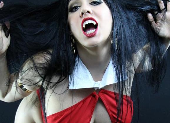 Kayla Kiss, grote tieten en sexy lingerie, in de Halloween sfeer