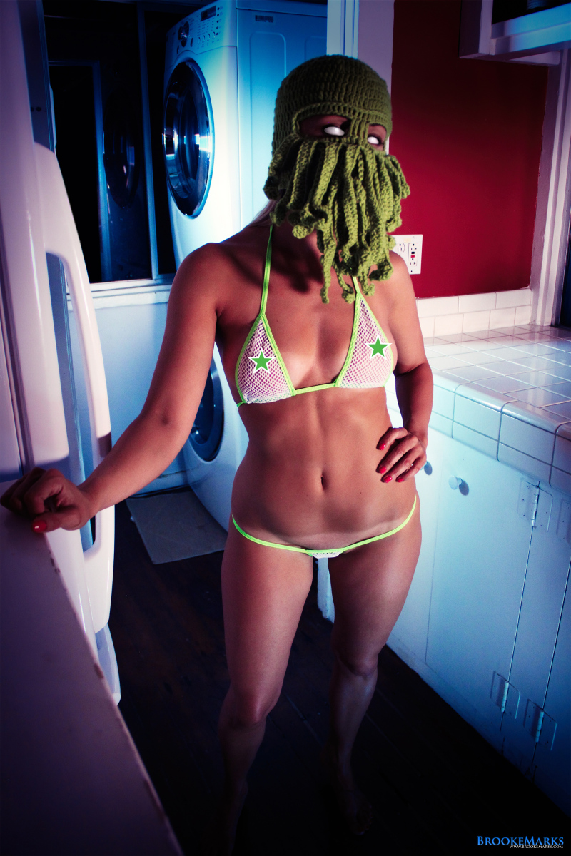 brooke-marks-a-Cthulhu-naked-in-the-kitchen-01