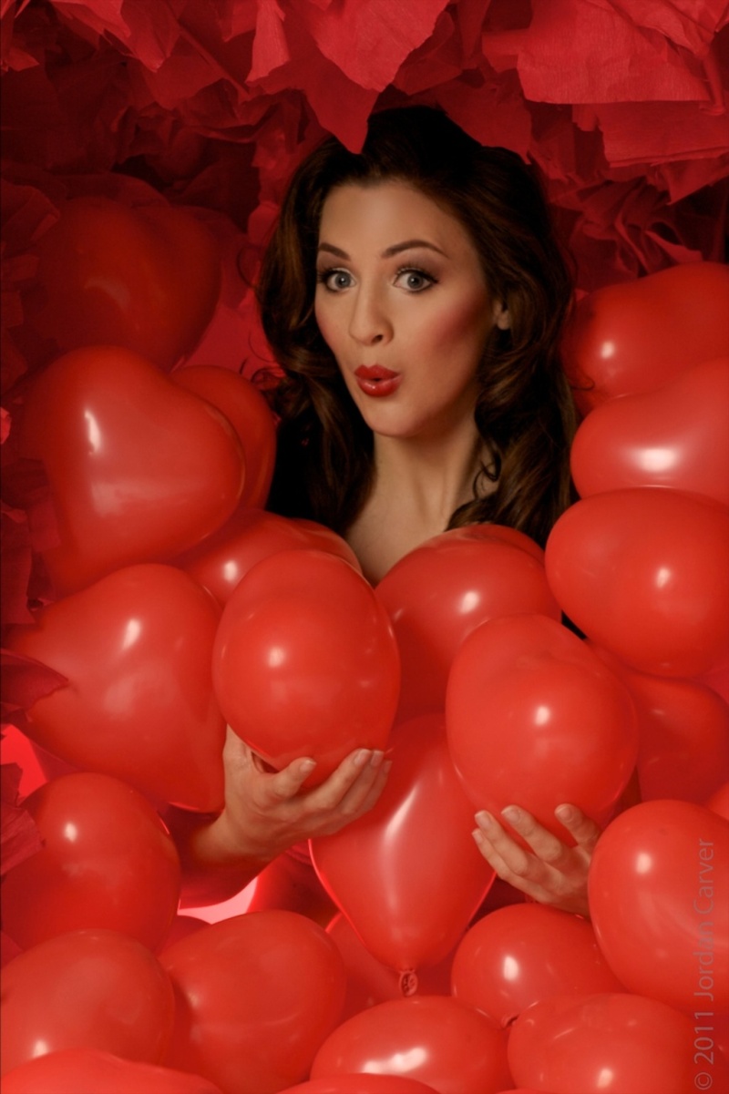 jordan-carver-naked-and-red-balloons-01