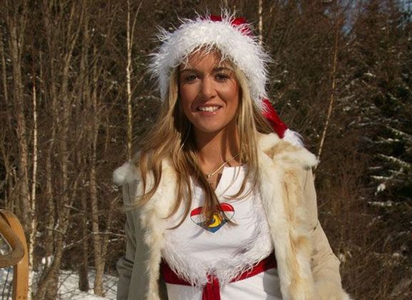 Blonde blote kerstvrouw, in de sneeuw met een dildo
