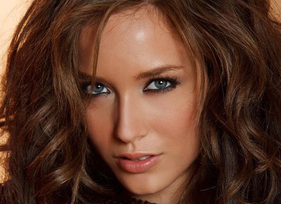 Malena Morgan, knappe brunette heeft mooie ogen