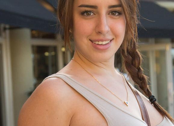 Lanie Morgan, 18-jarige tiener met hele grote tieten, wil pornoster worden