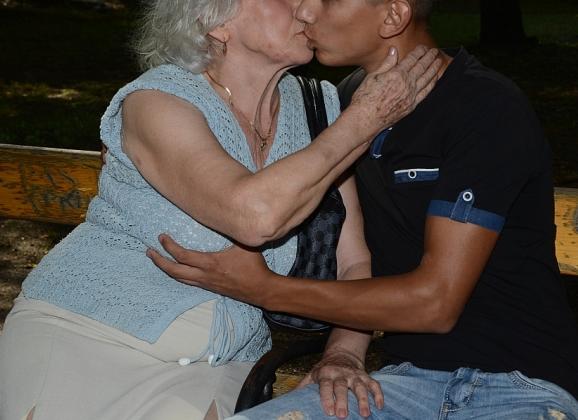 Oma, 79 jaar, betrapt op seks in het park met jongere minnaar 📷