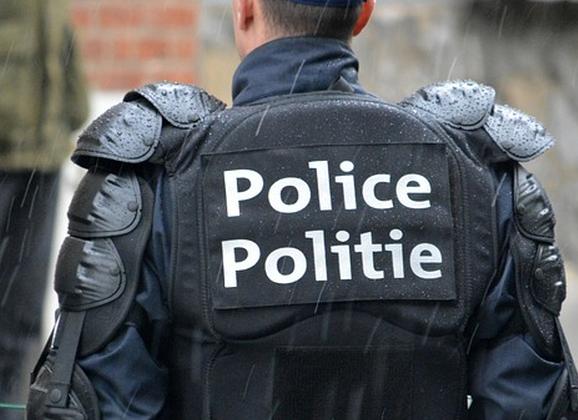 Politieagent doet zich voor als 15-jarig meisje, andere politieagent wordt gearresteerd