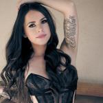 Tatoeage babe in geile zwarte lingerie