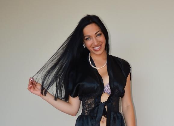 Adriana Caro, zwart haar, grote borsten en algeheel geil