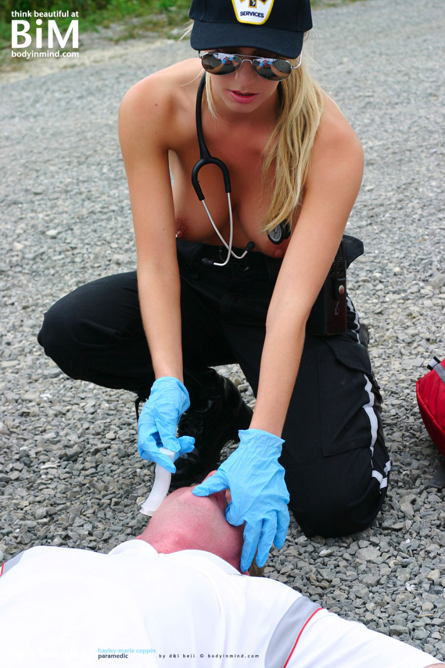 Hayley Marie topless op de ambulance 07