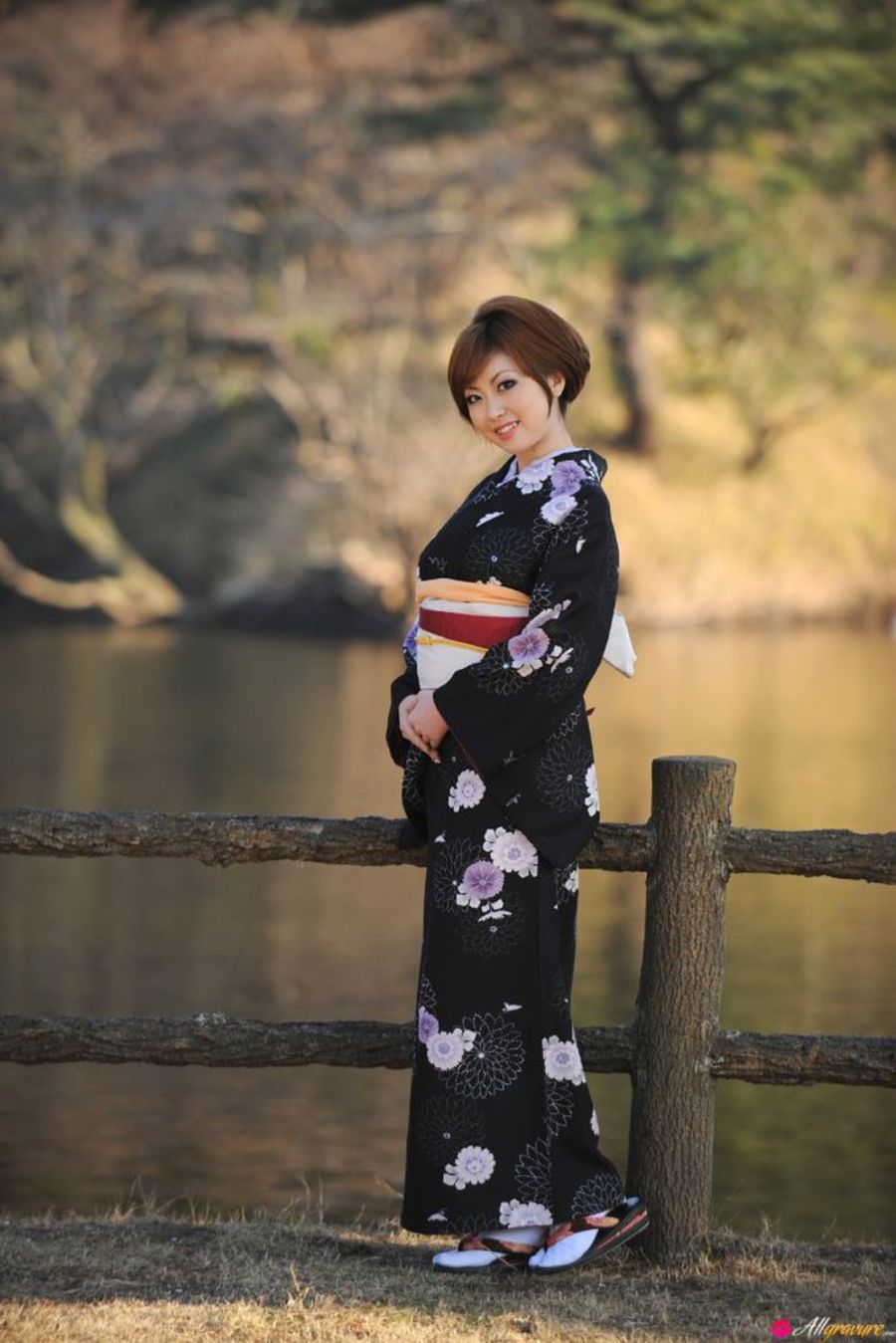 Japanse babe met grote borsten gaat naakt