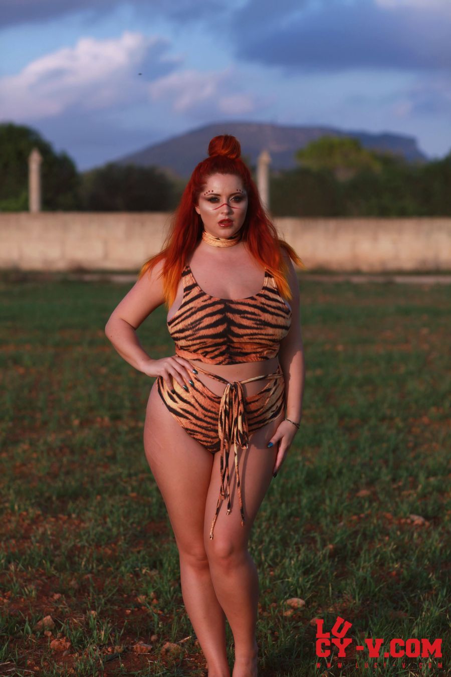 Lucy V buiten in tijgerprint lingerie 02