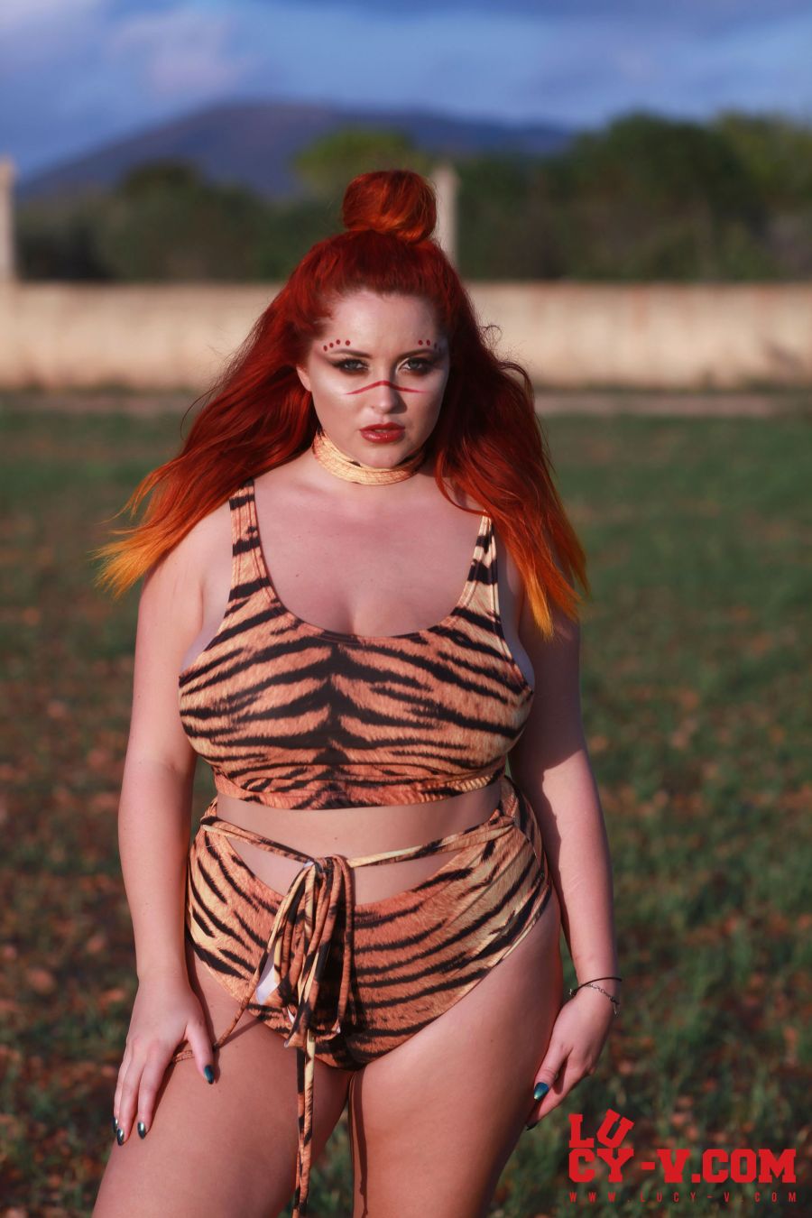 Lucy V buiten in tijgerprint lingerie 03