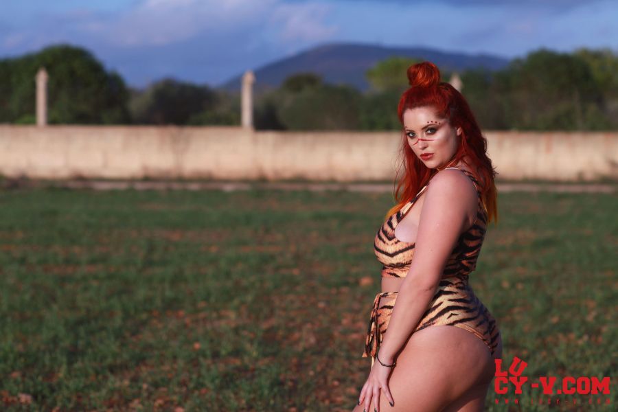 Lucy V buiten in tijgerprint lingerie 04