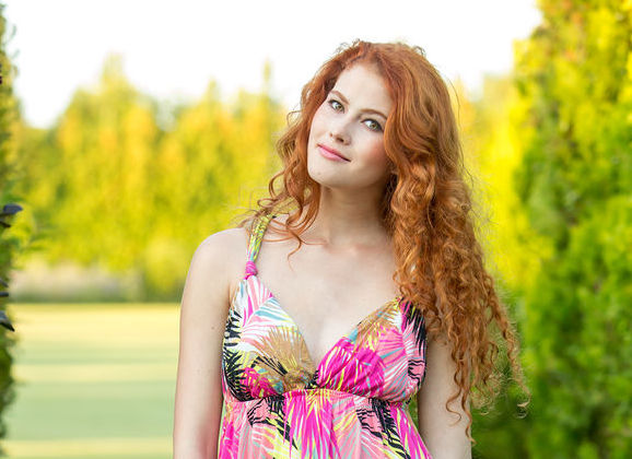 Heidi Romanova, babe met rood haar gaat buiten naakt