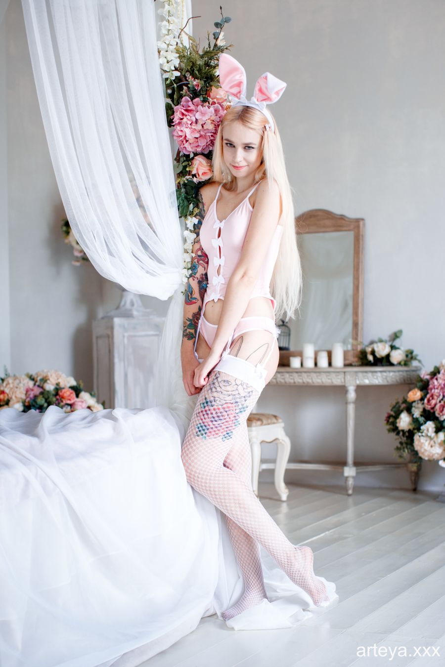 Bunny met tatoeages in roze lingerie 000013