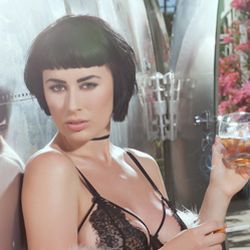 Olive Glass, in lingerie bij de caravan Olive Glass, in lingerie bij de caravan