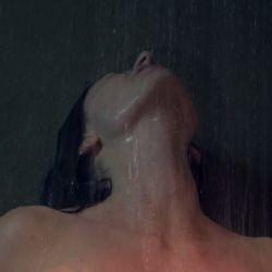 Monna Dark aan het masturberen onder de douche (video) Monna Dark aan het masturberen onder de douche (video)