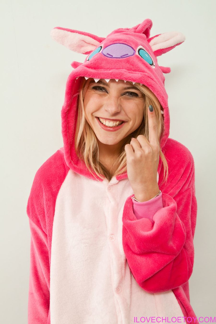 Chloe Toy als roze muppet en naakt