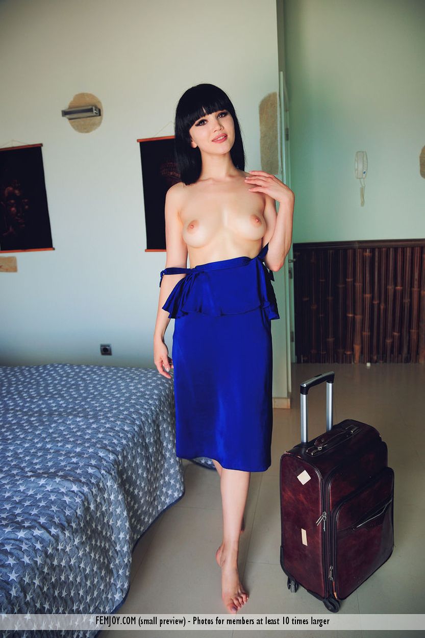Malena F kleedt zich uit in een motelkamer 003