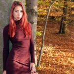 Het is herfst, Paula Shy gaat naakt tussen de gevallen bladeren
