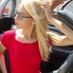 Chloe, blond en geil brilletje, gaat naakt in een sportauto Chloe, blond en geil brilletje, gaat naakt in een sportauto